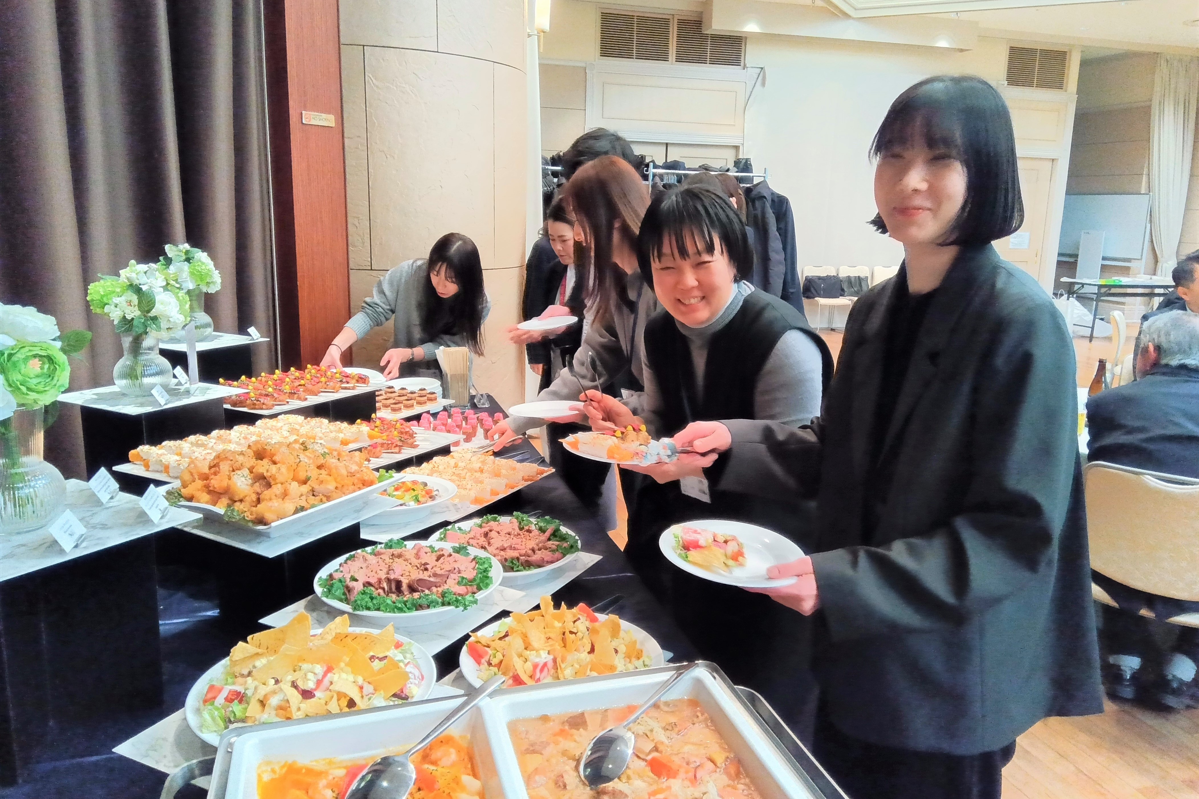 美味しいお料理の前で笑顔