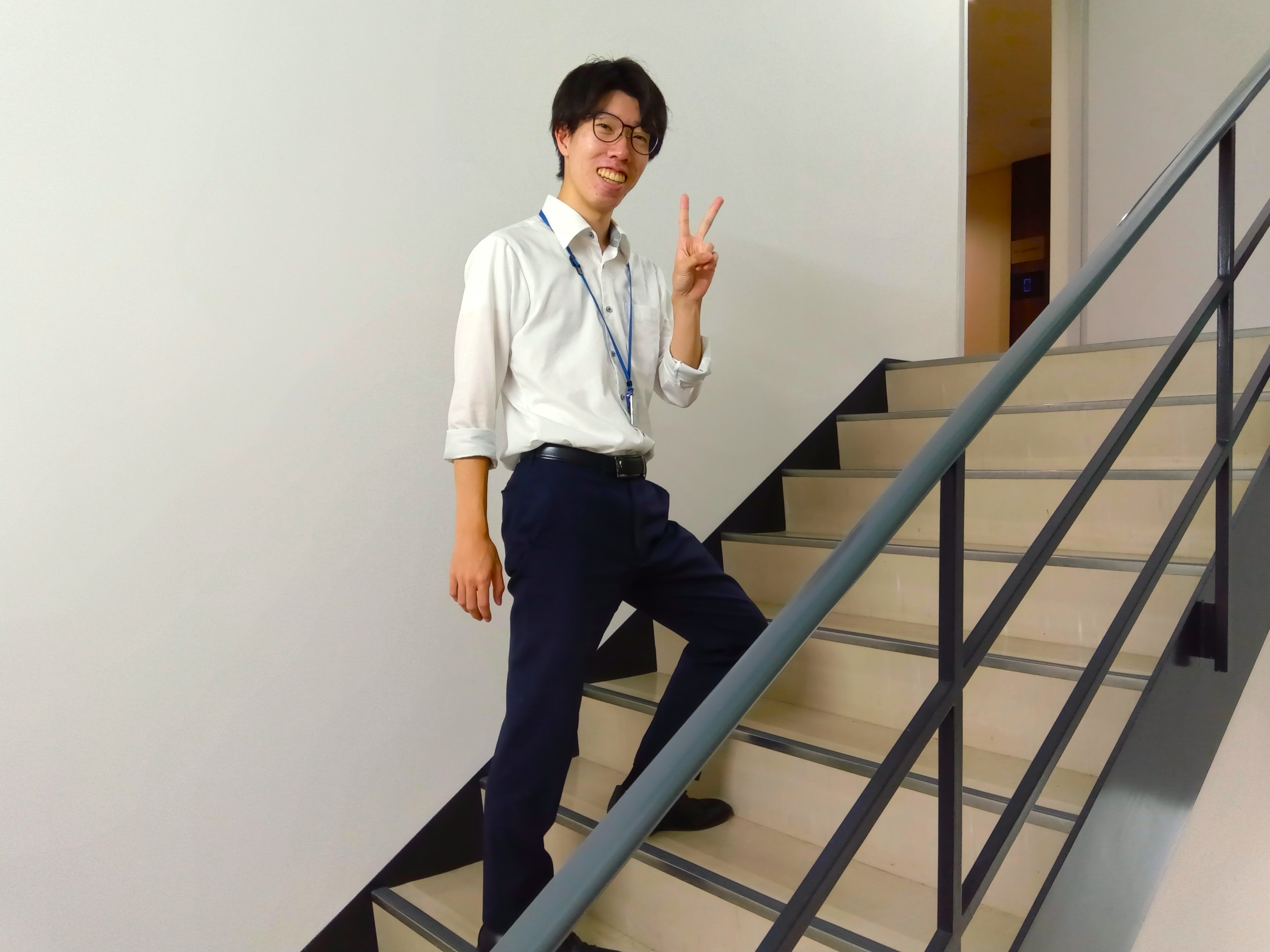 社内の移動は階段を使います