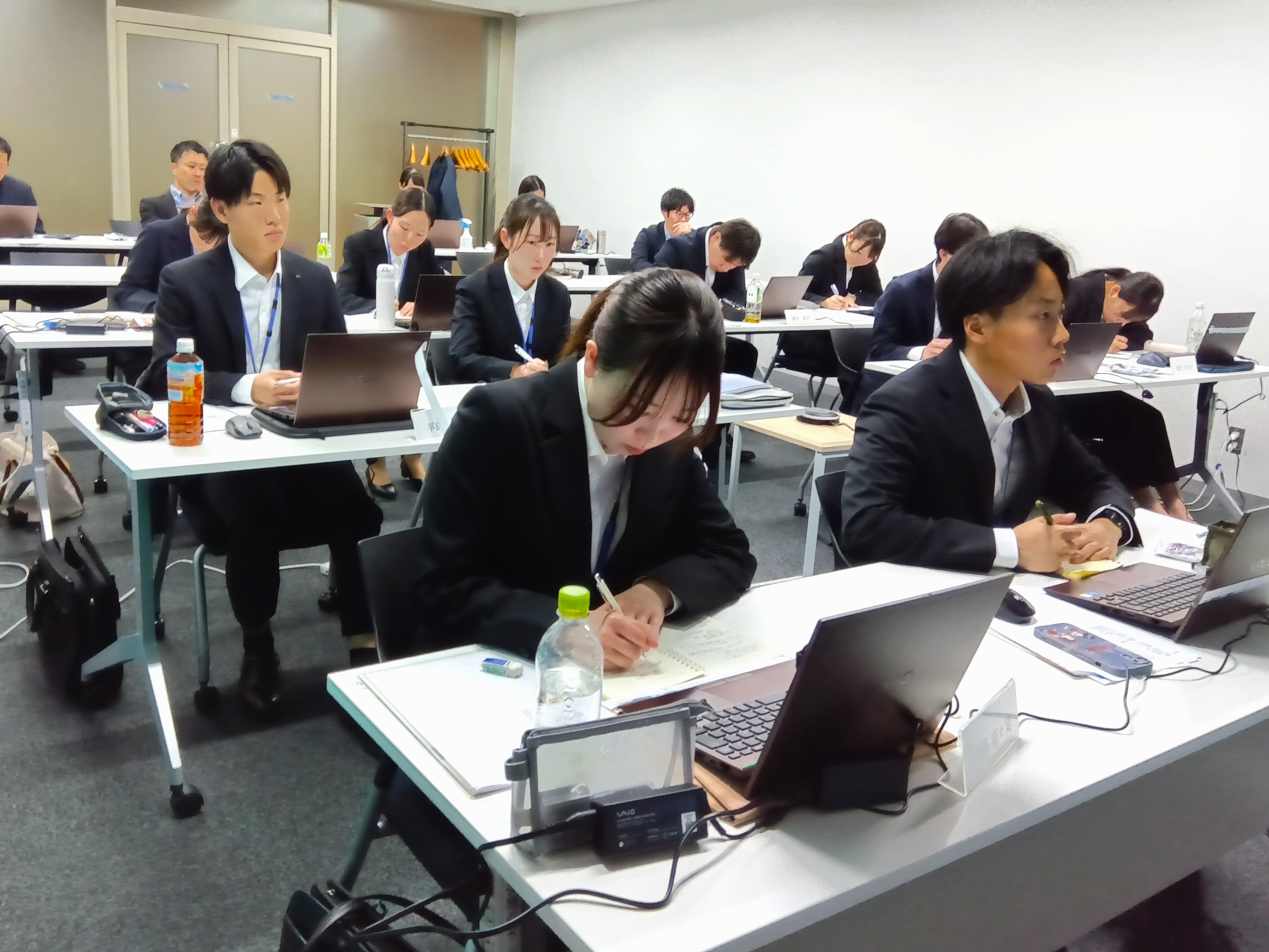 座学では社会人としての基礎から学びました