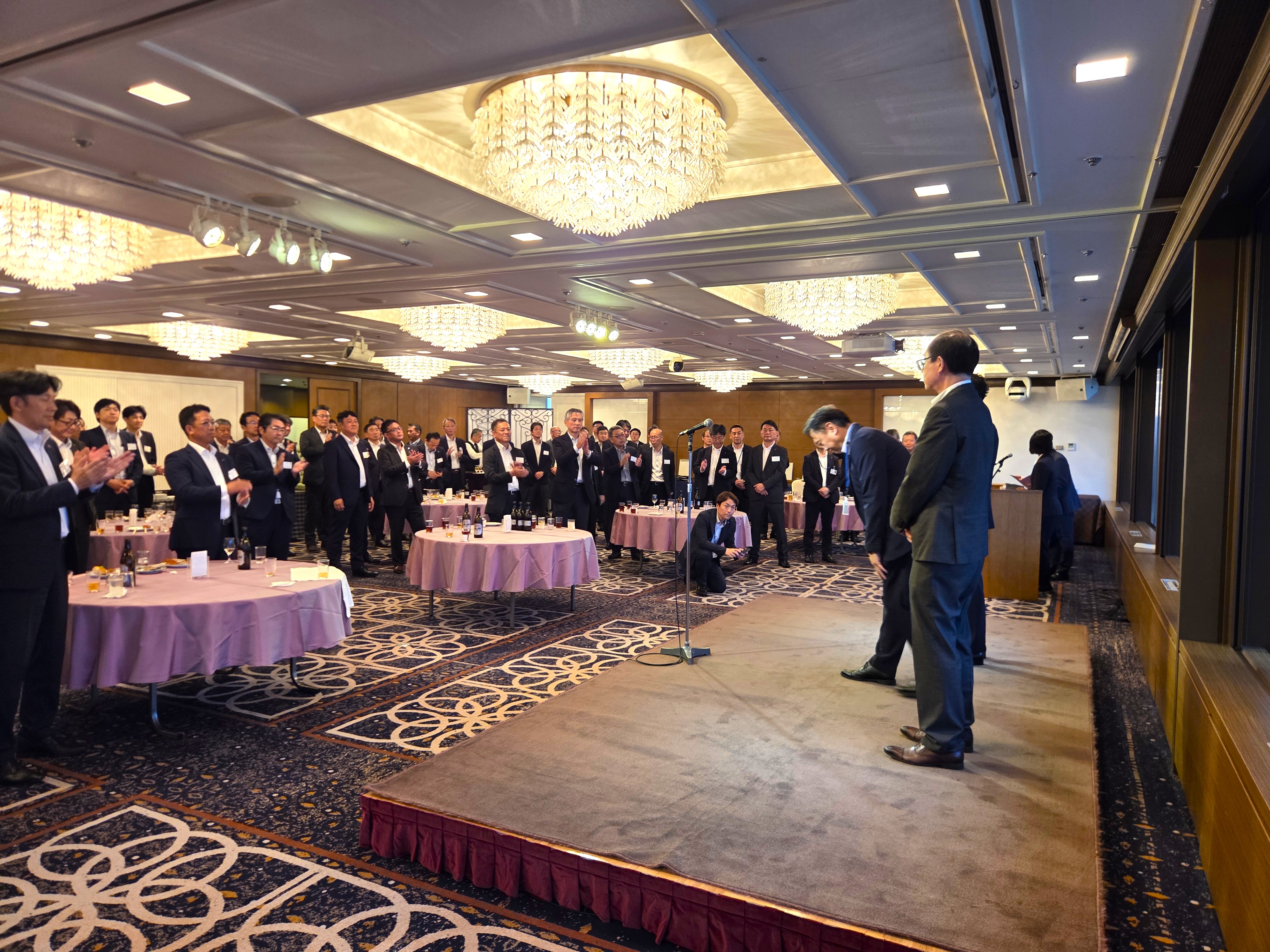懇親会での役員紹介